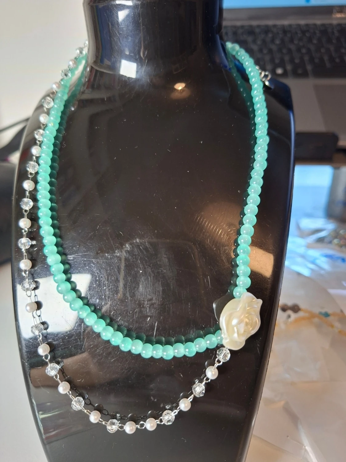 Dubbelhalsband med pärlor och ros - 2