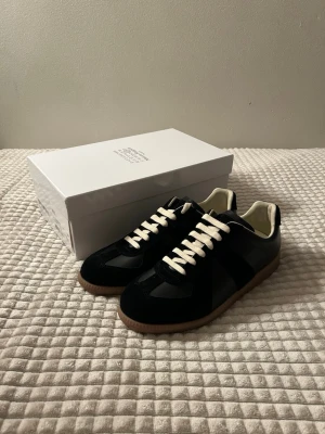 Maison Margiela Replica gats - Ett par svarta Maison Margiela gats i storlek 44. Säljer då dom tyvärr var för stora för mig, kvitto finns! Tveka inte på att höra av dig vid frågor eller prisförslag! Fraktar samma dag✅