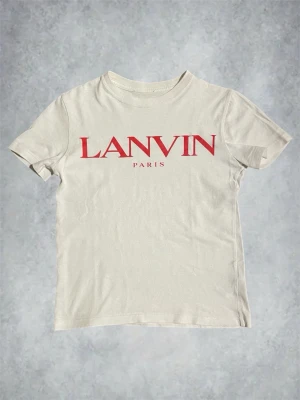 Lanvin Paris T-shirt  - Lanvin T-shirt | storlek: 10 år | färg vit röd | skick:mycket fint | börja höra av er vid frågor | är öppen för bud | mvh🤩