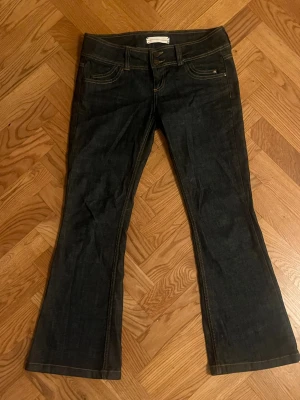Mörkblå lågmidjade bootcut jeans från Topshop - Säljer dessa snygga lågmidjade mörkblå jeans från Topshop med bootcut, för korta för mig tyvärr☹️☹️inga defekter!  Skriv vid frågor!❤️❤️