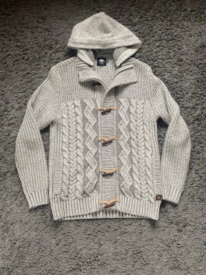 Grå cardigan - Säljer nu denna cardigan från petrol industries i storlek M-L då den inte kommer till användning. Den är så god som ny utan defekter. Koftan har även en luva som enkelt går att ta av och sätta på. Hör av er vid frågor. Priset är inte ristat i sten😉