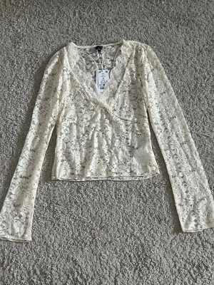 Vit spetsblus  - Säljer en vit blus från Gina Tricot med vacker spetsdetalj och rund halsringning i storlek S😌Den är helt oanvänd och prislappen är kvar.