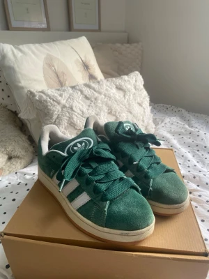 adidas campus ( modell 00s ) - säljer mina jättefina campus skor!! säljer pga att jag inte använder dom, dom är varsamt använda och skicket är fint!! priset kan självklart diskuteras