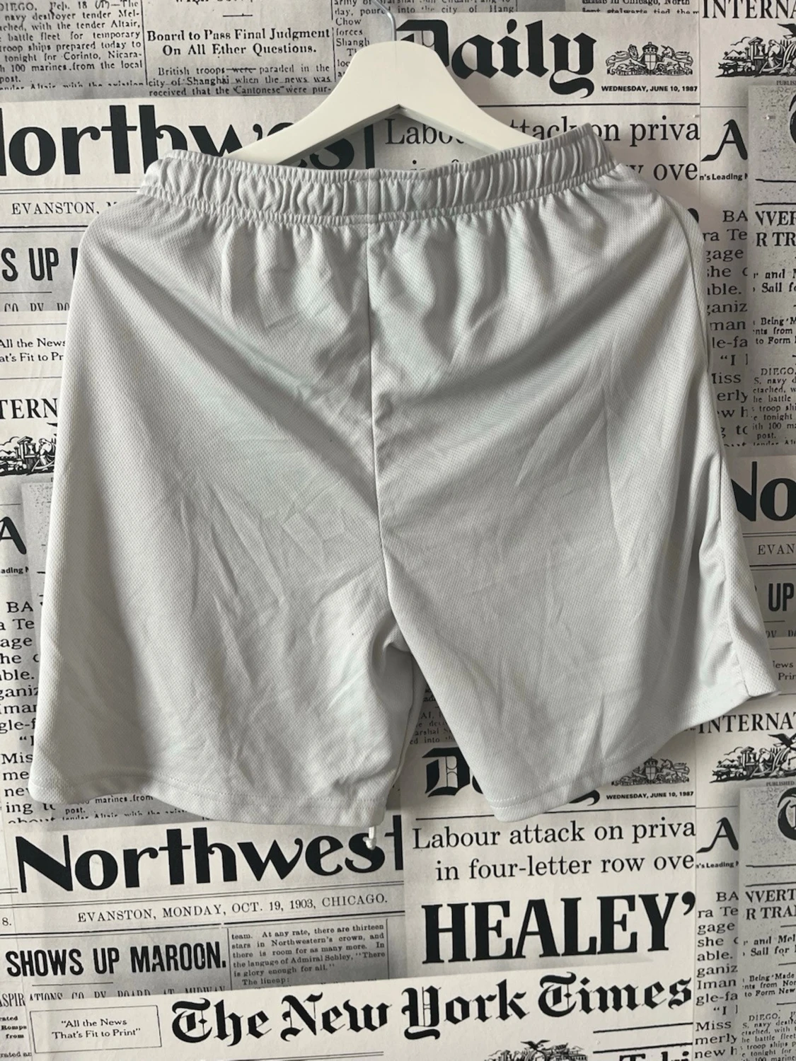 Ljusgrå sportiga shorts med resår - 1