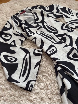 Abaya / jelabya  - Fin abaya / jelabya med fina färger och mönster, har flera stycken av denna modell i storlekarna 1 vilket motsvarar S - M och 2 vilket motsvarar L - XL. Hör av er om vilken storlek som önskas🤍