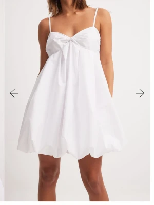 Studentklänning - Jättesöt vit klänning perfekt till studenten, passar  S-M, säljes då jag har köpt flera, aldrig använd, ny pris 600