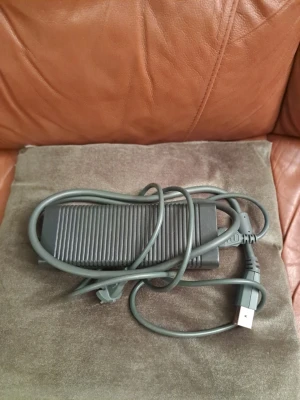 Original Microsoft Xbox 360 Strömadapter 203W (Passar alla "Fat"-modeller) - Säljer en original strömadapter (AC Adapter) till Microsoft Xbox 360 (den första, tjocka modellen). Detta är den kraftfulla 203W-modellen, vilket innebär att den fungerar till samtliga versioner av den ursprungliga konsolen (Xenon, Zephyr, Falcon och Jasper). Tekniska specifikationer: Modell: DPSN-186EB-1 A, Effekt: 203W, Output: 12V === 16.5A. Skick: I mycket gott skick. (Se bilderna) Information: Passar den klassiska Xbox 360 "Fat" (ej Slim eller E-modellen).