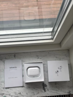 Apple AirPods Pro 2 - Apple AirPods Pro 2 I komplett förpackning, I fint och gott skick, Serienummer (CY27VW9K7W) Allting stämmer och går att kolla upp 