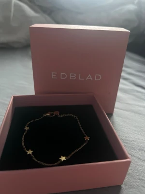 Guldigt stjärnarmband från Edblad - Har aldrig använt armbandet då den inte funkade för min arm. Den är liten, skulle säga att den funkar på folk mellan 10-15 års ålder. Men super fin!!
