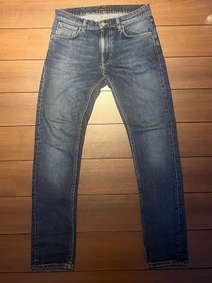 Nudie jeans  - Nudie jeans, modell Lean dean slim-straight passform i storlek 32-32. Mycket bra skick inga defekter. Hör gärna av er vid funderingar! Pris går att diskuteras 😄