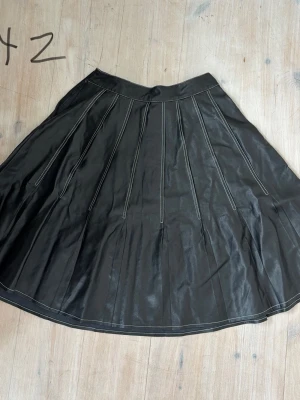 Svart långkjol i läder  - Snygg svart långkjol i skinnimitation 