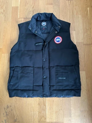 Canada Goose vest - Storlek L  - Svart Canada Goose Vest i storlek L, Använt ett par gånger men fortfarande i väldigt fint skick, Köpte den för ny pris i 2021-2022 för ca 6000kr 