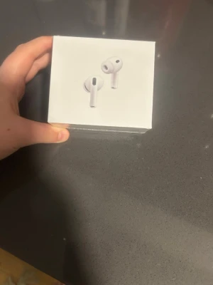 Apple AirPods Pro 3 med laddningsetui - Säljer ett par vita Apple AirPods Pro 3 med laddningsetui. Trådlösa in-ear hörlurar med aktiv brusreducering och flera öronproppar för bästa passform. Kompatibla med USB-C, MagSafe och Apple-enheter. Snygg och stilren design i plast.