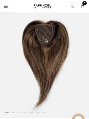 Brun hårdel från Rapunzel of Sweden Clip-in bangs - Snygg brun hårdel från Rapunzel of Sweden som ger extra volym och fyllighet till ditt hår. 100% äkta hår. Perfekt för att skapa en fylligare look eller dölja tunnare partier. Funkar bra för att ha lugg utan att klippa sig. Smälter perfekt in i håret. Jag säljer den då färgen inte passar mitt hår. Oanvänd. Originalpris 1499kr