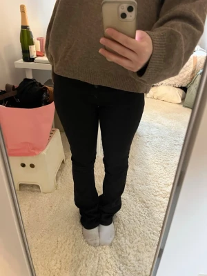 Svarta jeans med knappar - Säljer ett par jätte snygga jeans, de står ingen storlek, men skulle säga att de är storlek S.