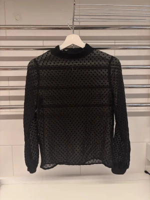 Blus från Zara - Prickig genomskinlig blus från Zara. Storlek S. Knappt använd, väldigt fin! 