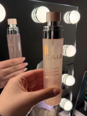 CAIA That Dewy Look Face Mist - Fräsch face mist från CAIA i modellen That Dewy Look. Flaskan är cylinderformad och genomskinlig med ljusrosa toner och silvriga detaljer. Praktisk sprayfunktion med matchande ljusrosa lock. Perfekt för att ge huden en återfuktad och glowig finish.