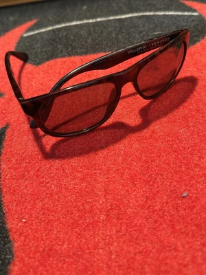 Bruna solglasögon Fellepini Sea2See - Snygga bruna solglasögon från Fellepini Sea2See med klassisk rektangulär form. Tillverkade av återvunnen plast från havet och har polariserade linser. Perfekta för soliga dagar och ger en clean look.