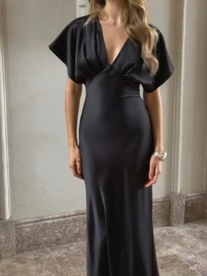 Balklänning - Helt ny slutsåld långklänning från Gina tricot, oanvänd med prislapp kvar. Sitter perfekt i midjan då den har ett justerbart band bak. Jag själv testade olika storlekar och skulle säga att man kan både gå upp och ner från sin vanliga storlek då klänningen som sagt är justerbar och går att anpassa☺️ Vill ni ha fler bilder är det bara att skriva privat💕