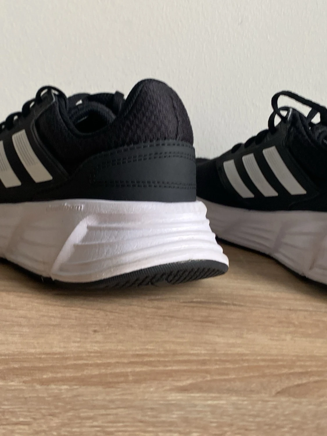 Svarta Adidas med vita ränder - 3