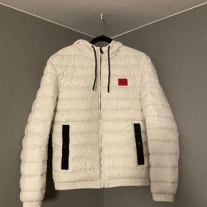 Hugo boss jacka - Säljer nu denna feta Hugo boss jacka för jag fick en ny i julklapp. Den är i storlek S och använd ca 5-6 gånger så är i fint skick. Kostar 3299 ny pris, mitt pris 1500kr. Skriv ifall du har några funderingar gällande pris bilder osv