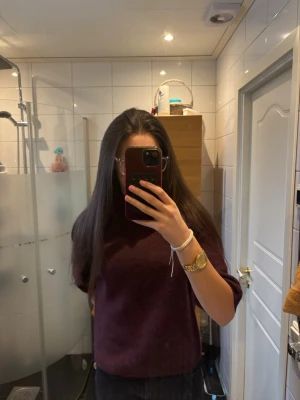 Vinröd stickad tröja Gina Tricot - Säljer en vinröd stickad tröja från Gina Tricot. Tröjan har en enkel design med rund halsringning och långa ärmar. Perfekt för att hålla sig varm under kyliga dagar. Materialet är mjukt och skönt, och färgen är djup och stilren.