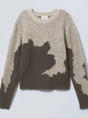 Beige och brun stickad tröja Weekday - Stickad, jättemysig och fluffig  tröja från Weekday i beige och mörkbrun med abstrakt mönster. Jättecool! Säljer då jag inte riktigt fått användning för den. Nypris är 590 kr.