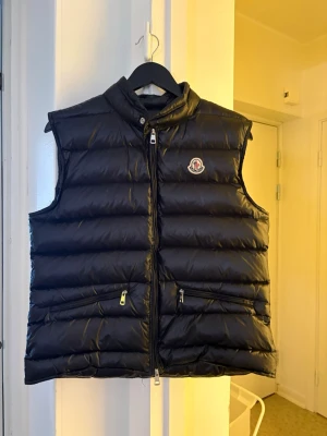 Svart dunväst från Moncler - Moncler väst storlek s/m pris kan diskuteras 