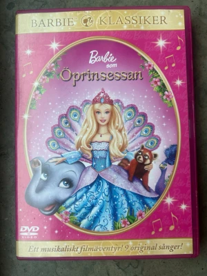 Barbie öprinsessan dvd - Barbie som Öprinsessan DVD från 2007. Speltid är 1 timme och 25 minuter.  Finns på språk: Svenska, Engelska, Finska    OBS!! skivorna är begagnade så det kan förekomma repor/hairlines på skivorna, men då jag kollar igenom alla filmer jag säljer garanterar jag att alla funkar felfritt om inget annat står! :)