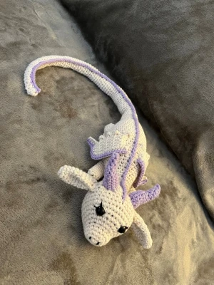 Virkad drake  - Supersöt virkad drake i vit och lila färger💞