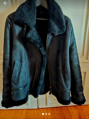 Svart teddyjacka med dragkedja - Snygg svart shearlingjacka från Meotine.com. strl s/m. I fint skick. Nypris 11000kr. Kvitto finns.