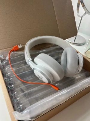 JBL Live 770NC - Trådlösa hörlurar från JBL. Fick dem i julklapp 2025 och fungerar som nya! Har brusreducering och anspassar till ens egna ljudupplevelse. 