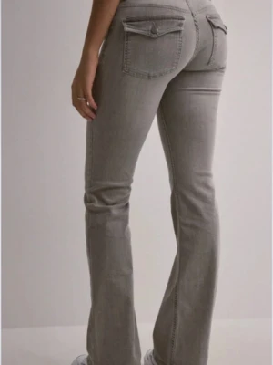 Grå bootcut jeans med stretch - Jättesnygga bootcut jeans som är grå, ifrån Nelly. Köpt nya, har en liten slitning där bak, men det syns knappt 