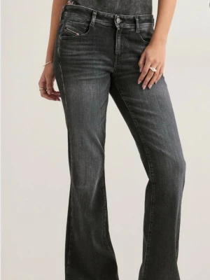 Gina Tricot grå bootcut jeans ❣️ - Säljer ett par oanvända svarta/gråa bootcut jeans med mid waist. I storlek 34/S.