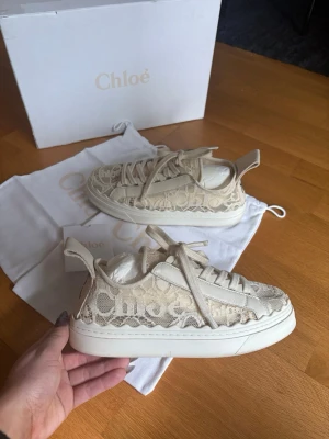 Chloé sneakers  - Chloé sneakers i vit spets, Skorna är i väldigt bra skick och är i storlek 37, orginal kartong och dustbag medföljer i köpet!