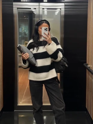 Svartvit randig stickad tröja - En oversized stickad tröja i mohairmix, fin passform, använt fåtal gånger