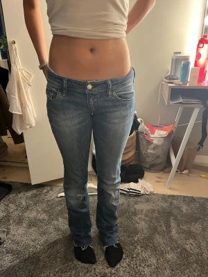 Diesel jeans  - Super snygga low waist jeans. W26 L34. Innerbenslängd 75cm och midjemått 37cm💕