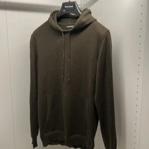 J. Lindeberg Laurie Merino hoodie - Riktigt mysig och stilig tröja med luva från J. Lindeberg, i mycket skönt merinoull! Tröjan är som ny och har noll defekter. Säljer då den har blivit snäppet för liten för mig. Nypris på 2000kr! Mitt pris 700kr! Hör av er vid frågor eller funderingar😊🙌
