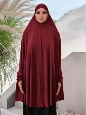Burgundy khimar i mjukt tyg - Säljer en burgundy khimar med generös längd och täckande design. Materialet är mjukt och faller snyggt över axlar och armar. Perfekt för dig som vill ha en stilren och enkel look. Ingen synlig logga eller märke. Som man ser på bilden så har Khimaren ärmar också ✨❤️✨