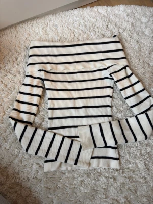 Off shoulder tröja  - Off shoulder topp som är stickad och sjukt fin