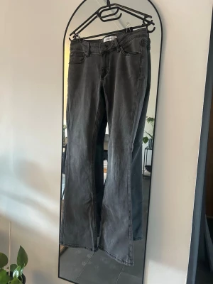 Lågmidjade gråa jeans - Lågmidjade gråa bootcut jeans från junkyard i nyskick. 💕