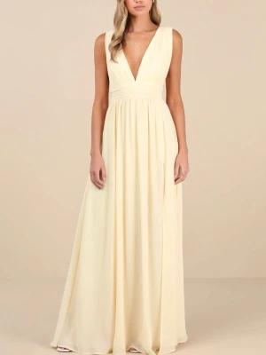 Ljusgul långklänning med v-ringning - Elegant långklänning i ljusgul ton med djup v-ringning och bred markerad midja. Klänningen är ärmlös och har ett mjukt, flytande fall som ger en romantisk känsla. Perfekt för balen i sommar! Endast testad! Nypris 1250kr. Säljer då returavgoften var för dyr!