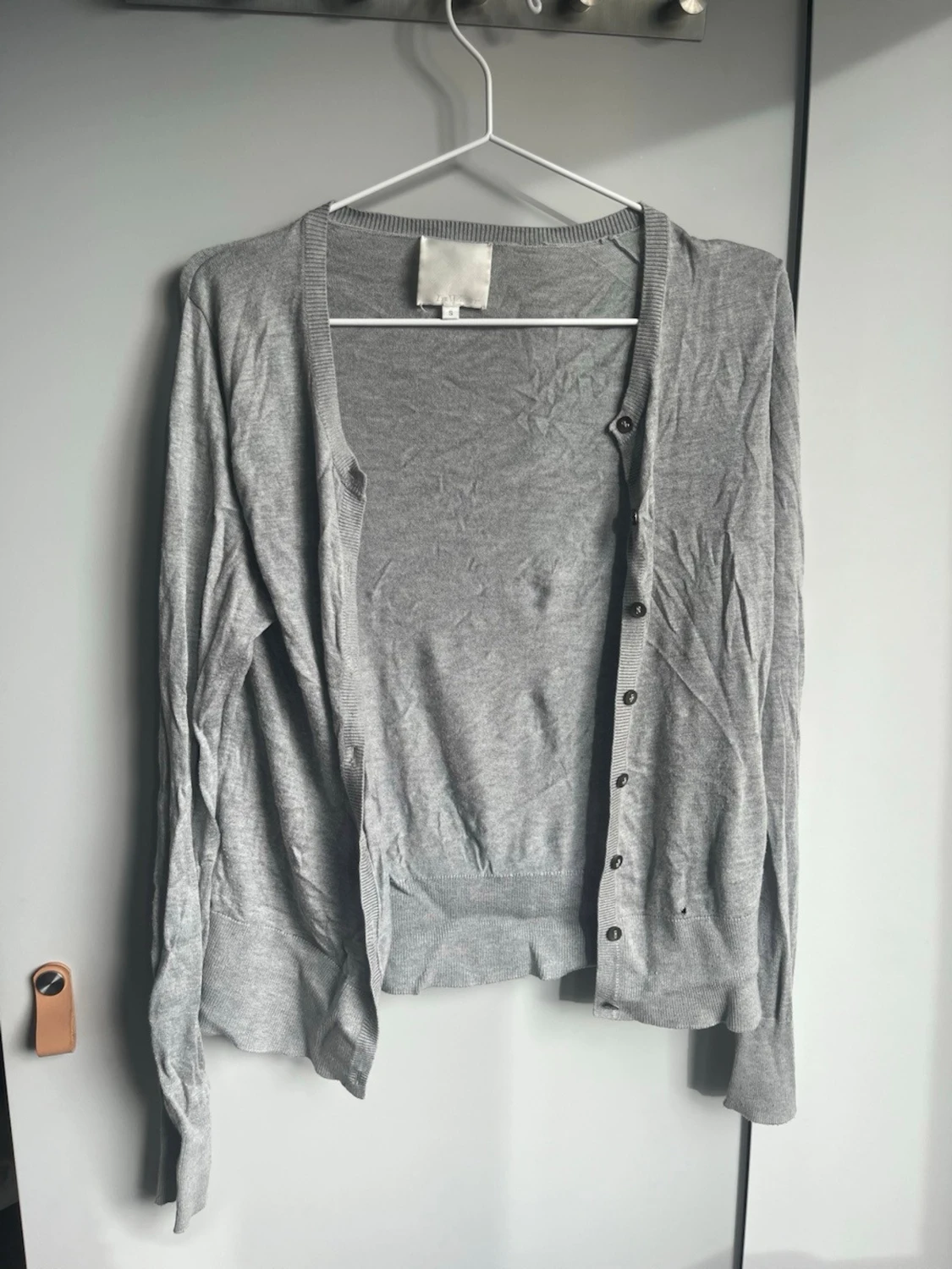 Ljusgrå tunn kofta med knappar