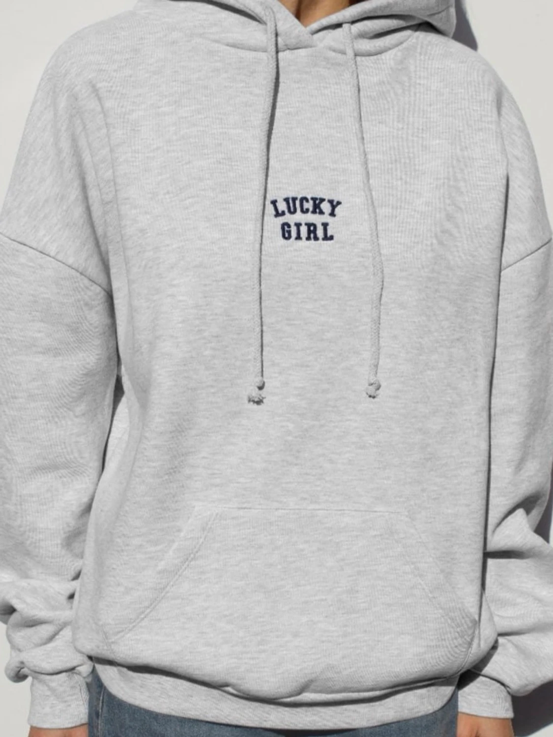 Grå hoodie med Lucky Girl-tryck - 1