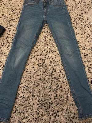 Blå slim jeans från Gina Tricot - Säljer ett par klassiska blå slim jeans från garcia. Jeansen har normalhög midja, fem fickor och smal passform hela vägen ner. Perfekta till alla typer av outfits och superenkla att matcha. Nypris: 650.