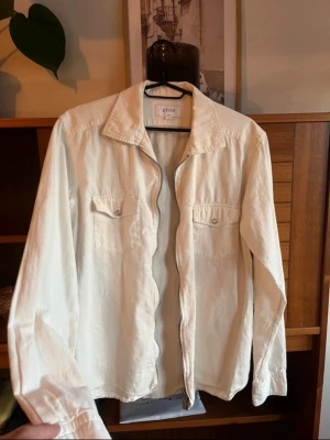 Eton overshirt  - En eton overshirt i väldigt fint skick 8/10. Den passar mig inte längre tyvärr så säljer den nu! Nypris ligger på 1500+ men har haft den ett tag o tvättat den några gånger därav bättre pris. Den är slim fit S/38 