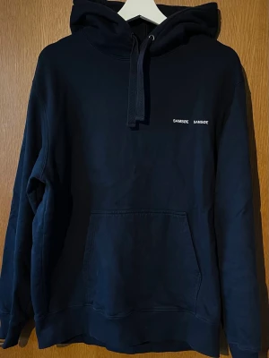 Samsøe Samsøe hoodie - Märke: Samsøe Samsøe | Passform: Regular | Storlek: S | Färg: Mörkblå | Skick: 9/10 | Defekter: Inga. Kom gärna med frågor!