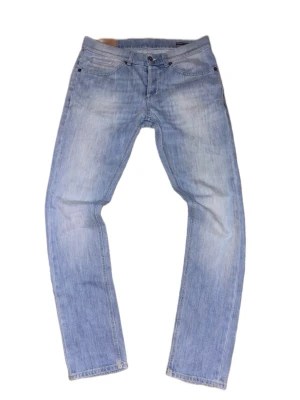 Dondup George 32 - Dondup George! Nypris 3500kr, säljer dem för 499kr, pris kan sänkas vid snabb affär. Storlek 32. Jeansen är typ helt sprillans nya 9,5/10 skick