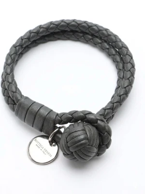 Bottega Veneta Intrecciato Leather Bracelet - Säljer mitt snygga armband från Bottega Veneta i klassiskt svart intrecciato-läder. Tidlös och stilren modell som passar till allt. Använt varsamt och i fint skick. Nypris är 6000kr🤍