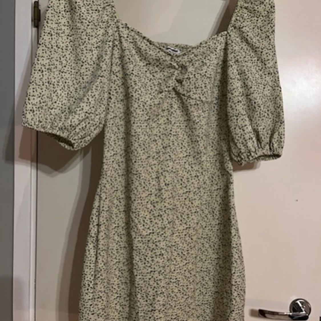 Ljus blommig kortklänning med puffärm - 1